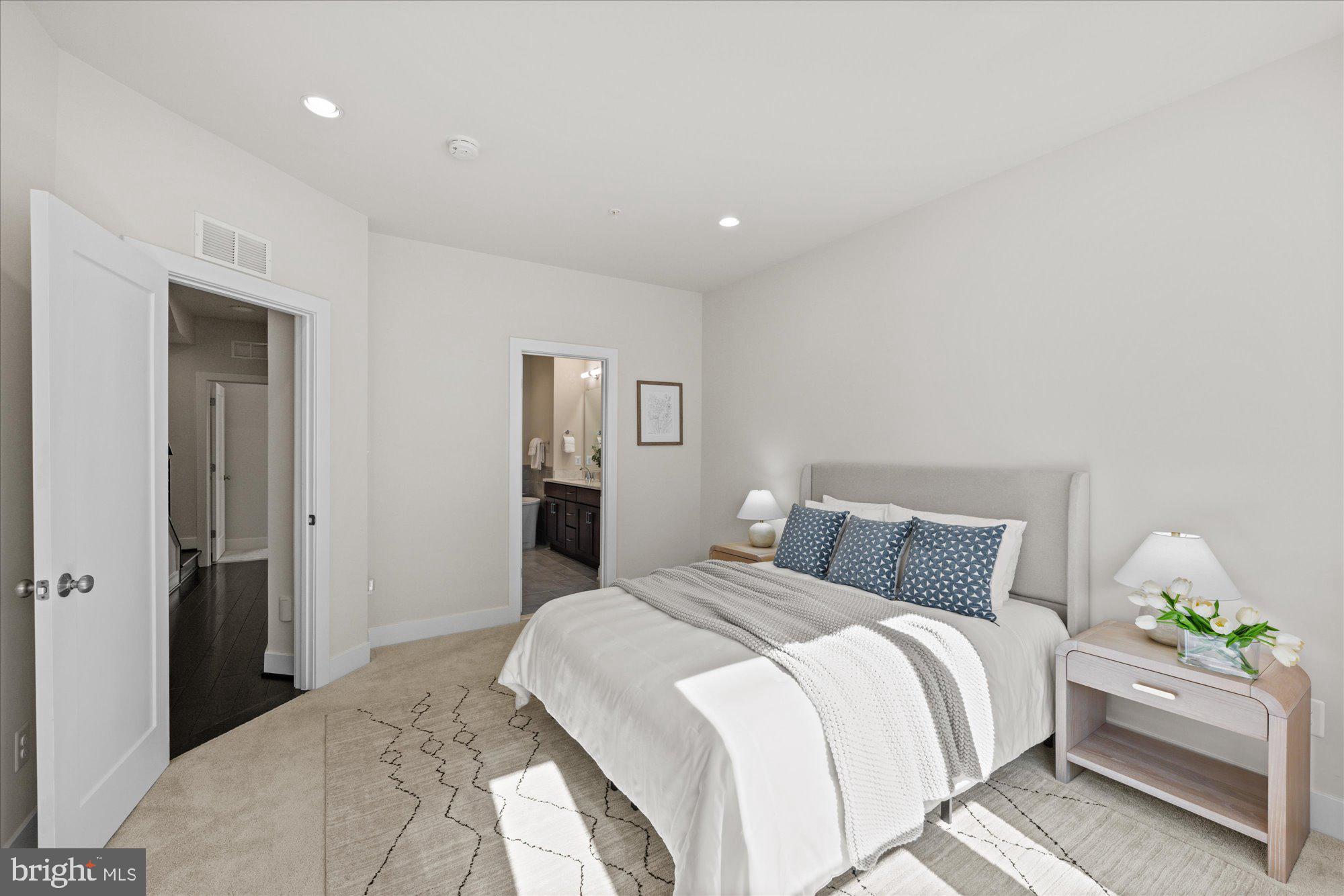 MONTGOMERY ROW - Residential