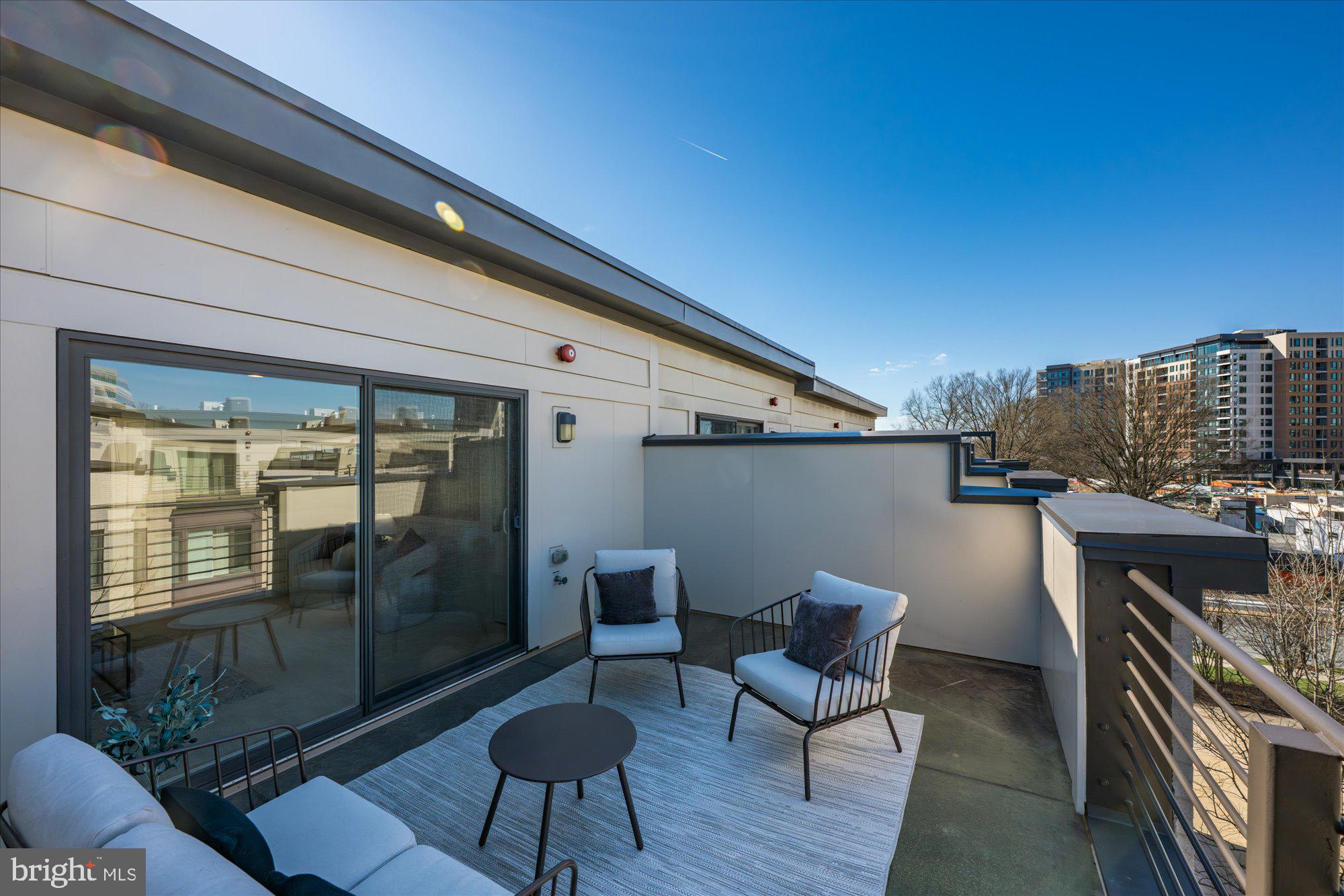 MONTGOMERY ROW - Residential