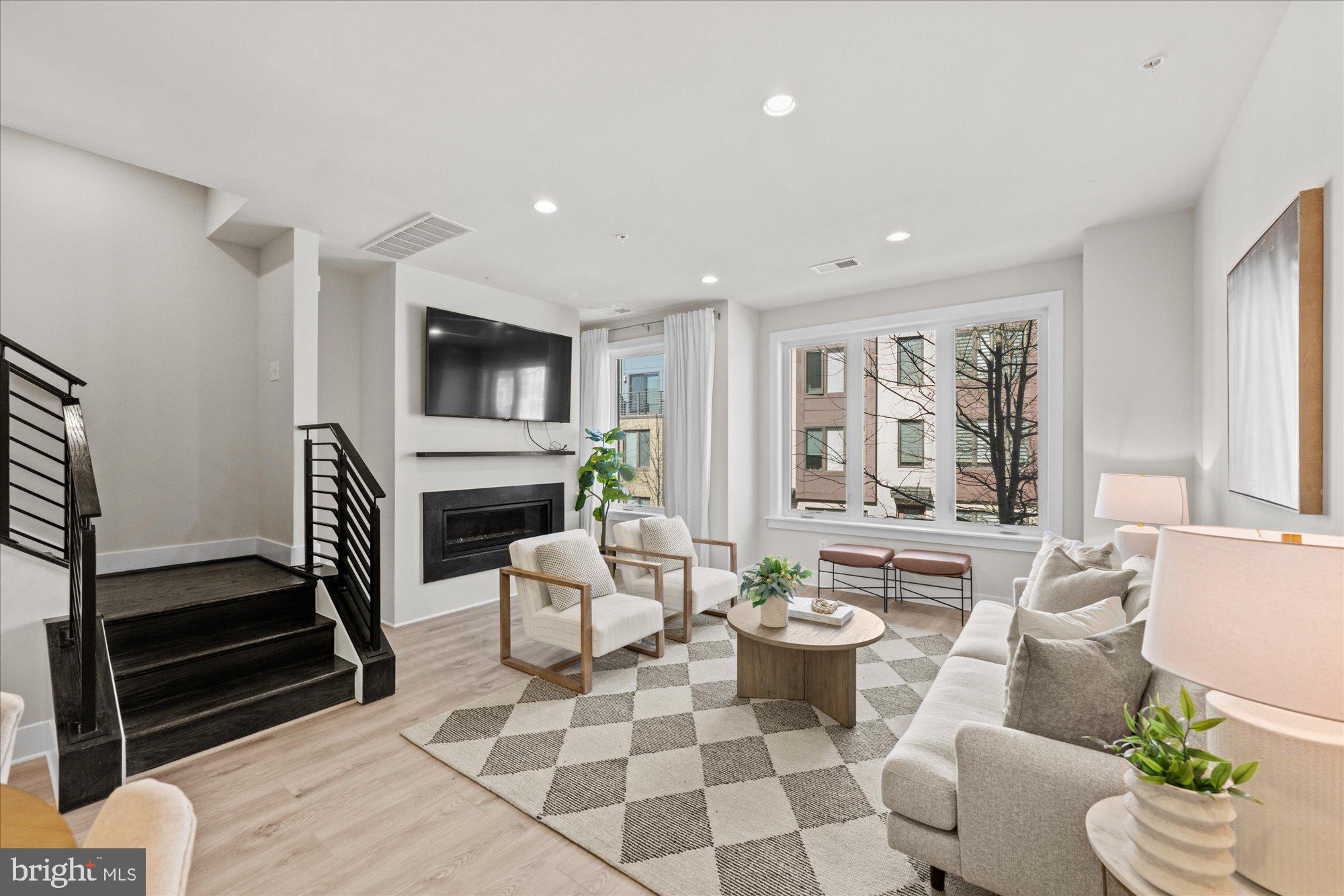 MONTGOMERY ROW - Residential