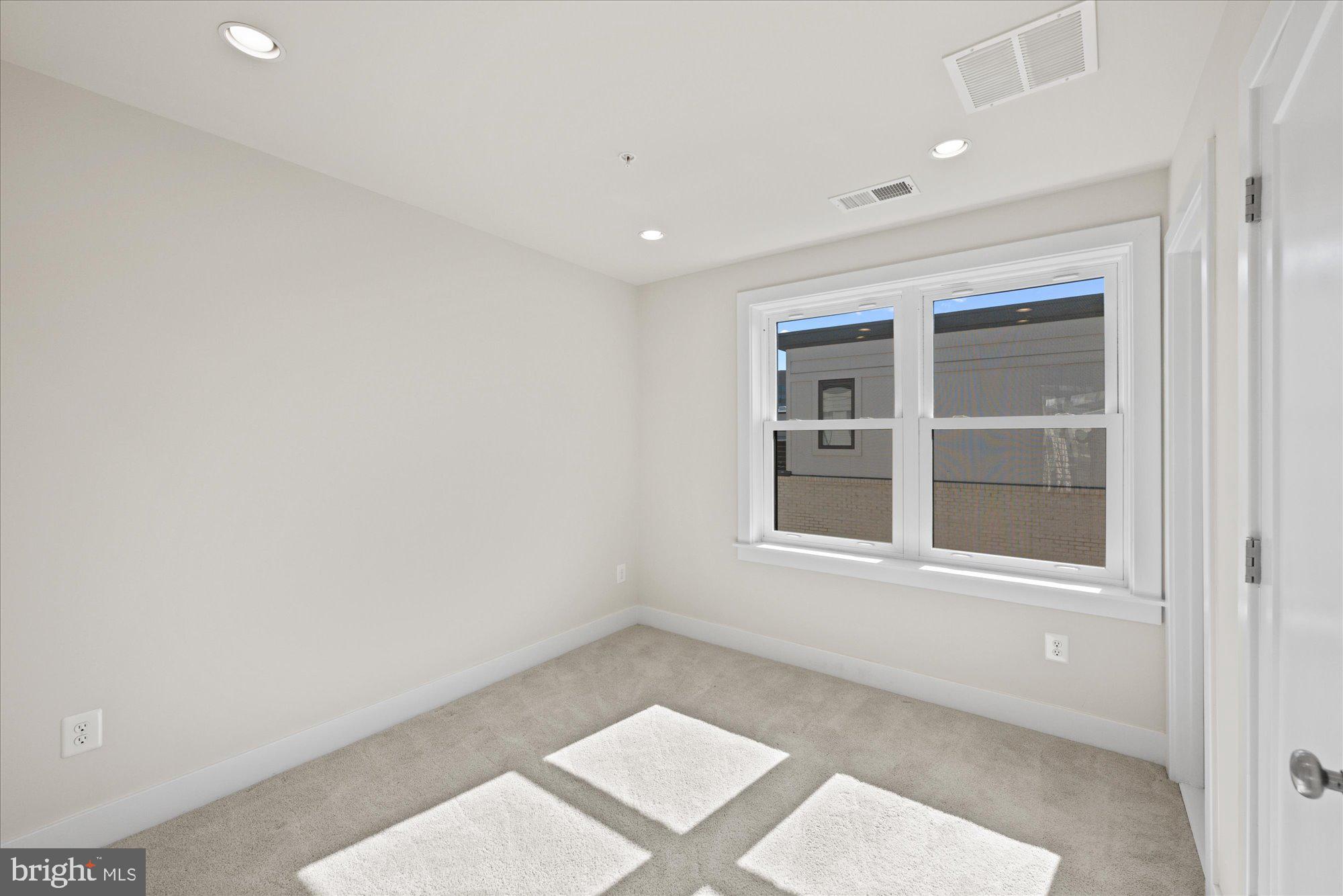 MONTGOMERY ROW - Residential