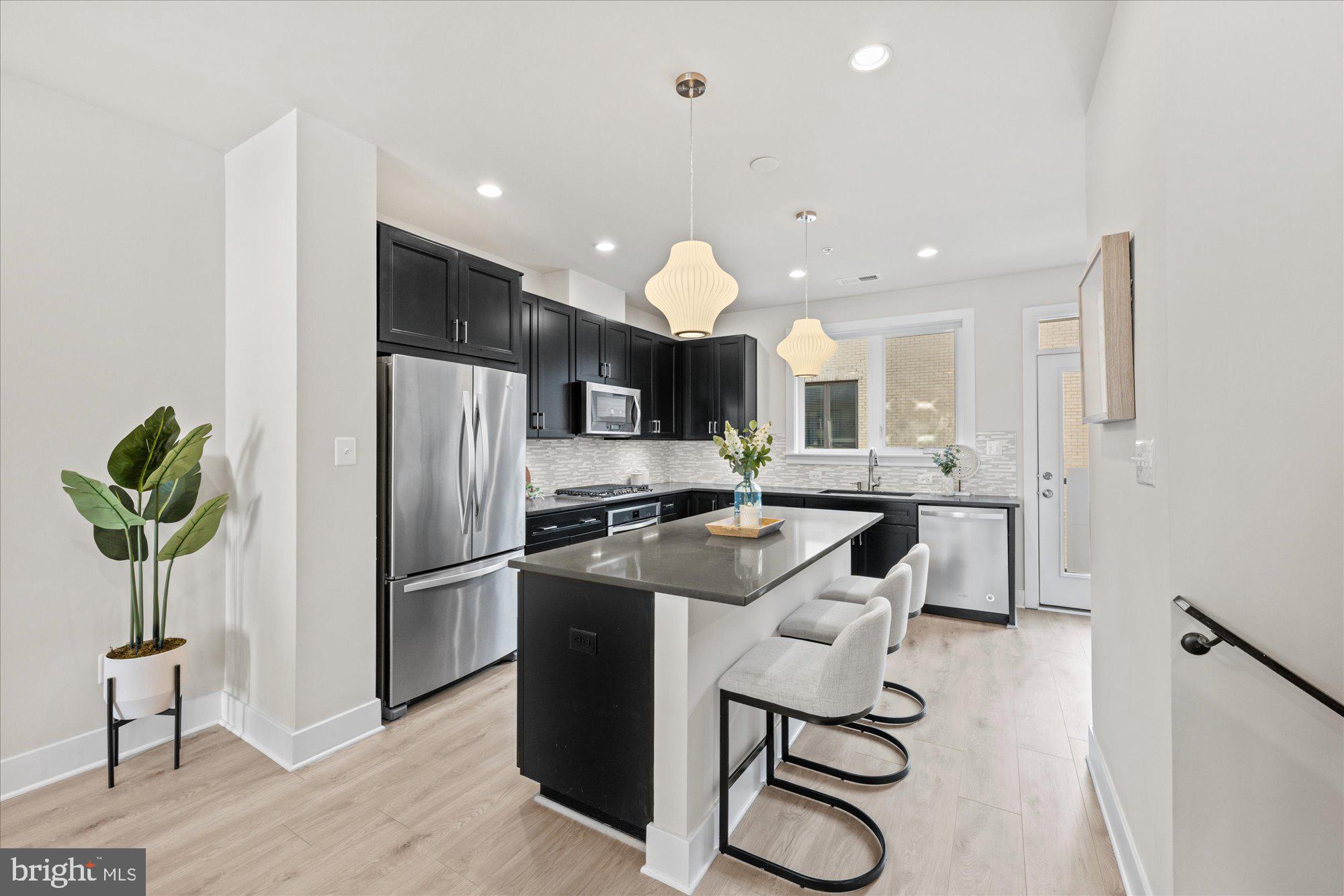 MONTGOMERY ROW - Residential