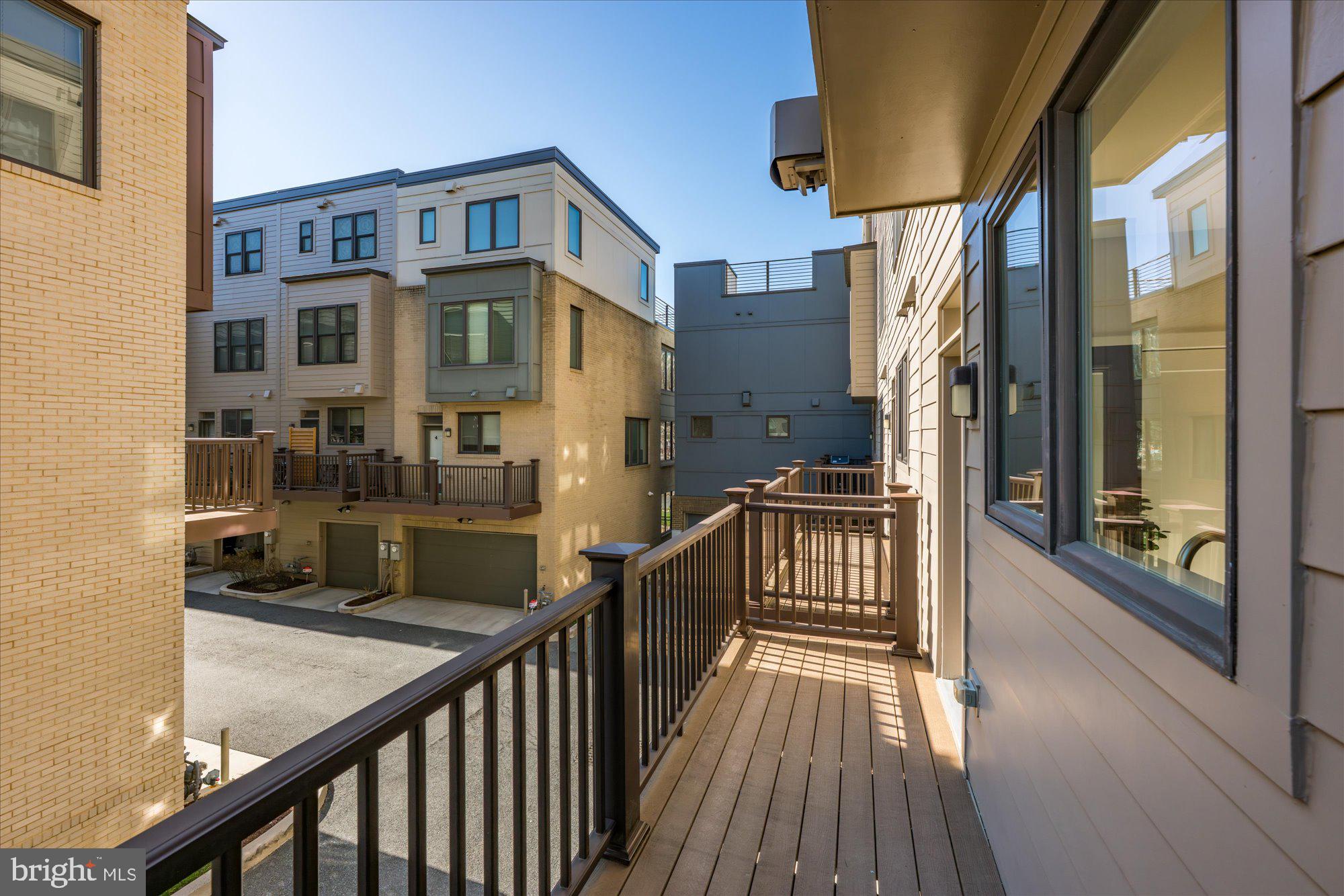 MONTGOMERY ROW - Residential