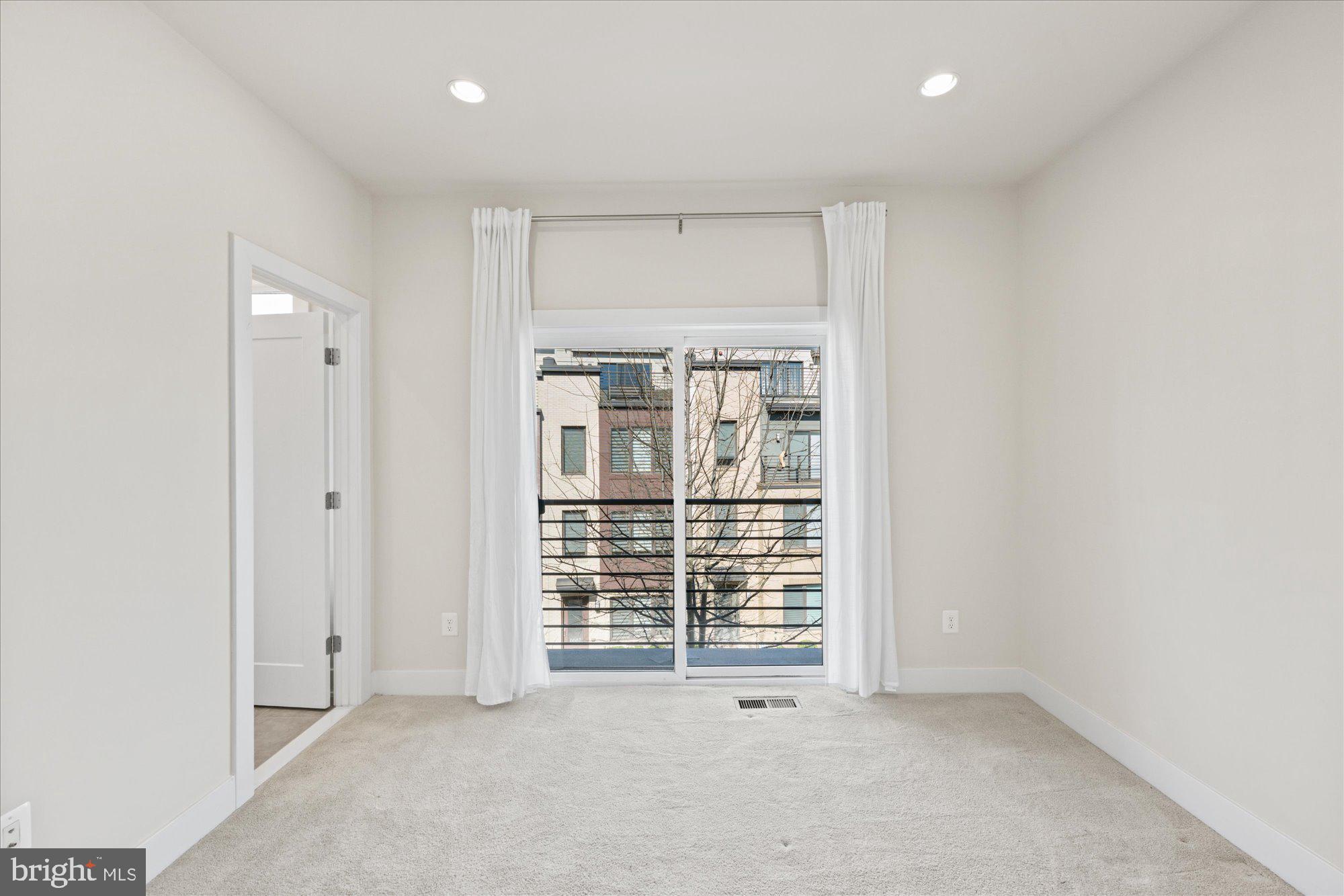 MONTGOMERY ROW - Residential