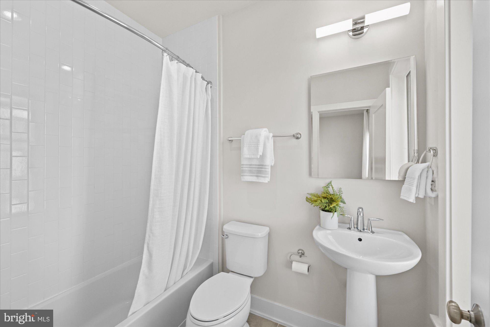 MONTGOMERY ROW - Residential