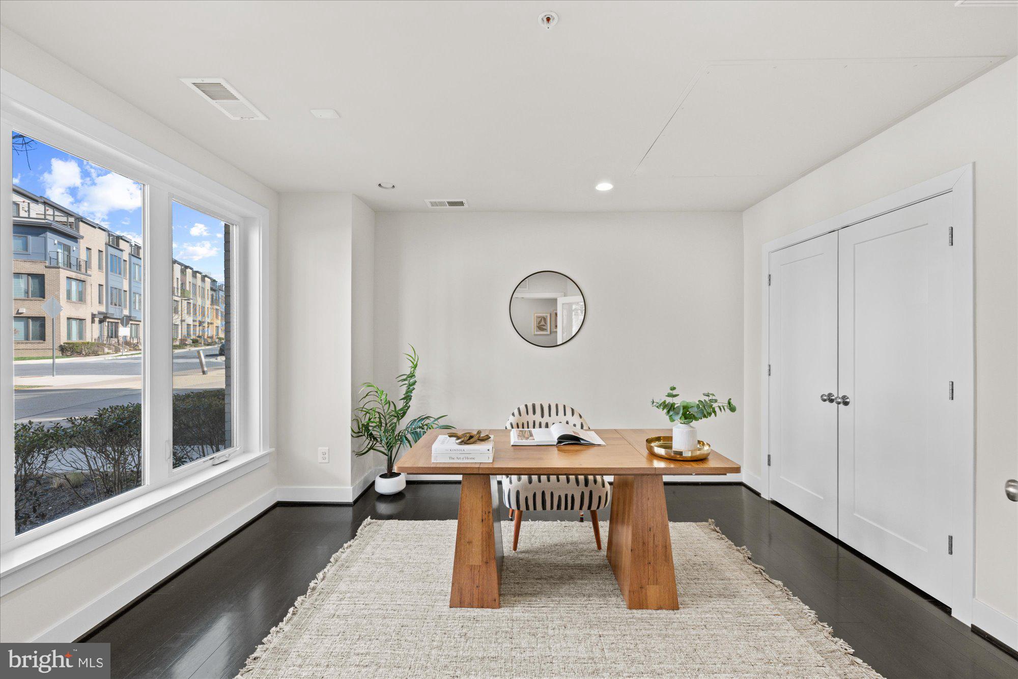 MONTGOMERY ROW - Residential