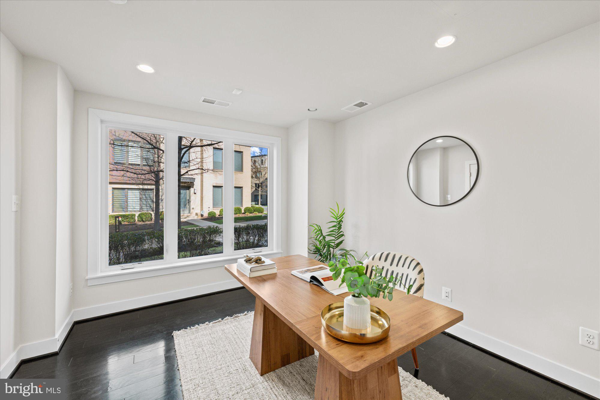 MONTGOMERY ROW - Residential