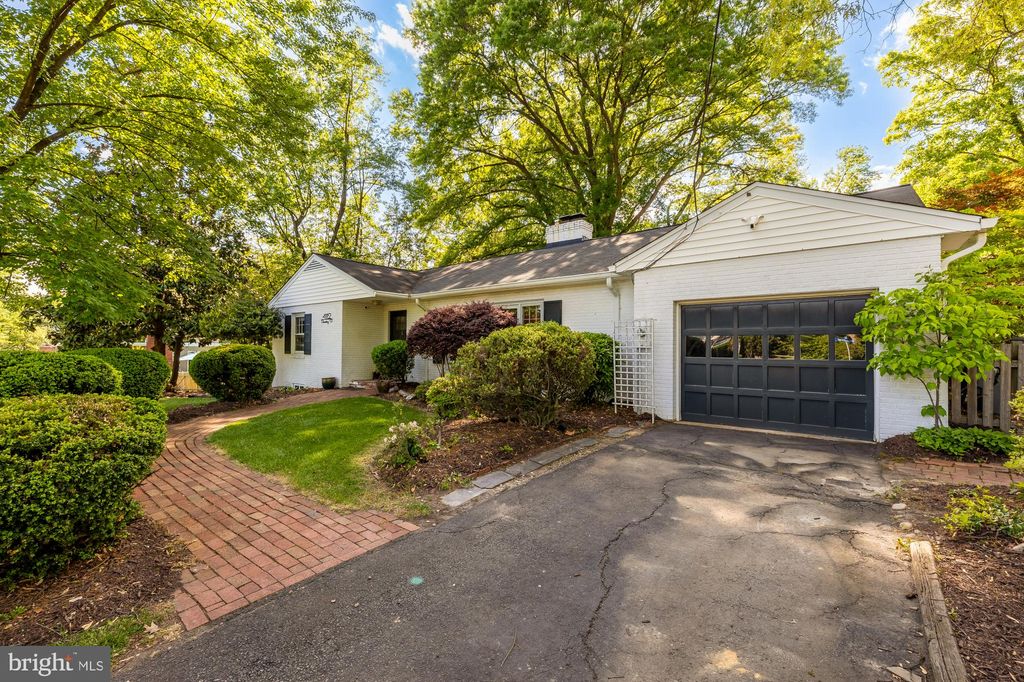 Photo of 4112 Downing Street, ANNANDALE, VA 22003 (MLS # VAFX2309232)