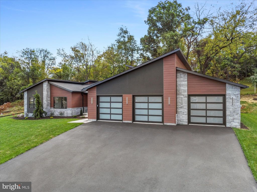 Photo of 1868 Carrera Dr, CHAMBERSBURG, PA 17202 (MLS # PAFL2030280)