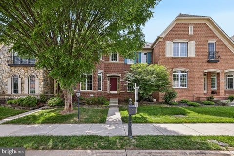 Townhouse For Sale - 24896 Castleton Drive<br/> CHANTILLY, VA 20152