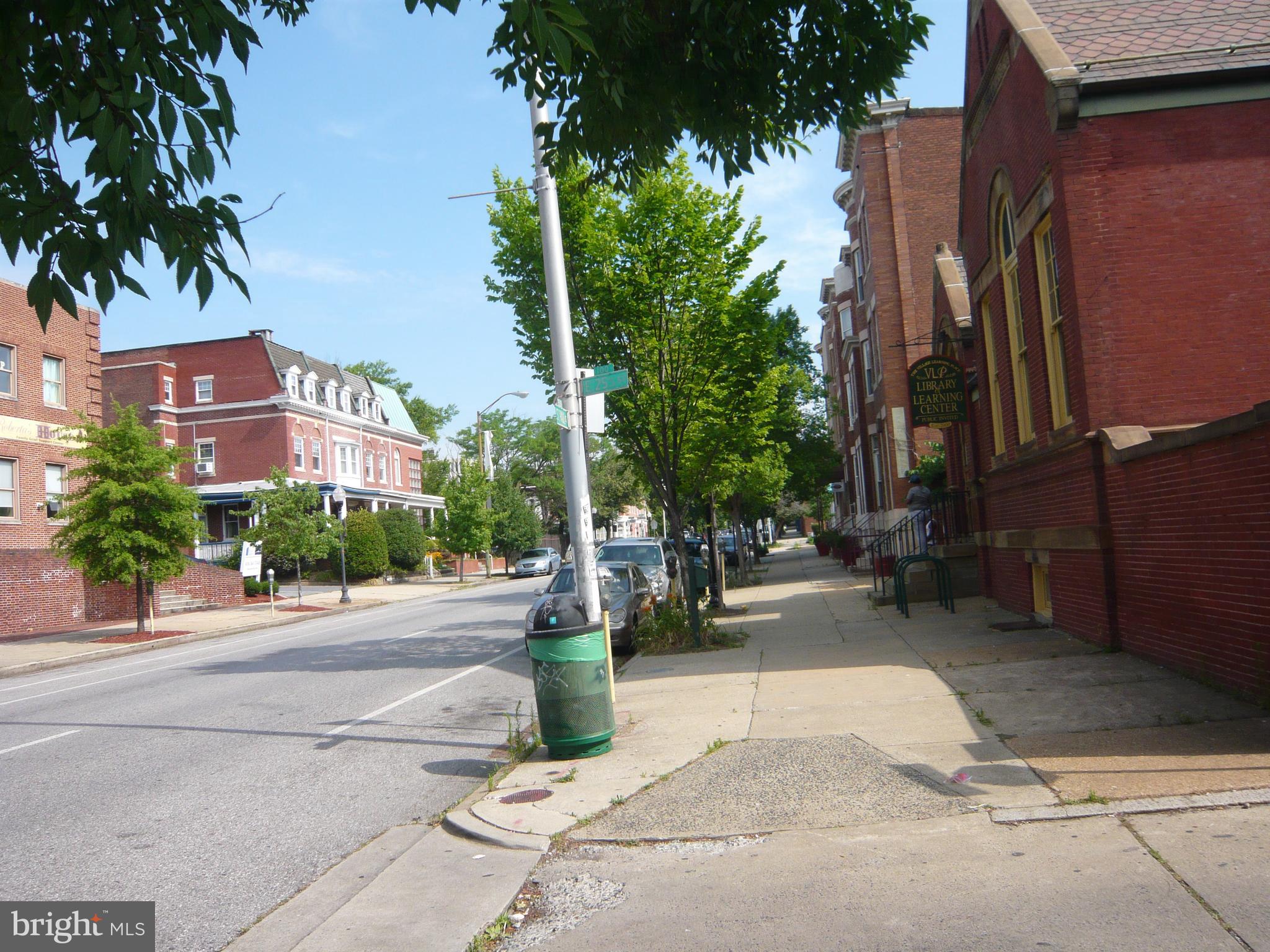 Main image without alt text