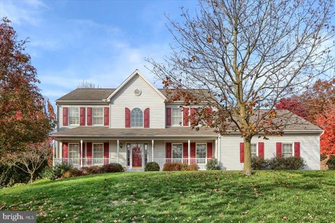 Photo of 79 CRIMSON LN, ELIZABETHTOWN, PA 17022 (MLS # PALA2026956)