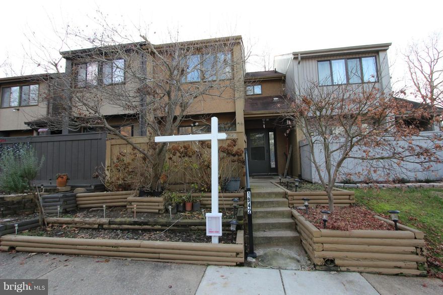 Beautiful, 1325sq. ft., 3-level townhome located in Rippon Landing.  4 Bedrooms, 3 1/2 baths.  All 3 floors have laminate flooring with tiled kitchen.  Large deck faces woods for privacy. Conveniently located minutes away from I95, Rt. 1, VRE, Potomac Town Center.  PRICED TO SELL!