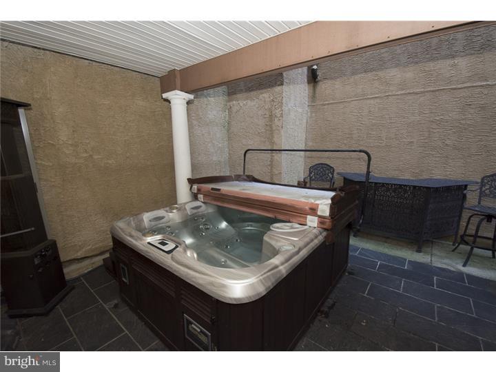 QUEEN VILLAGE - Residential