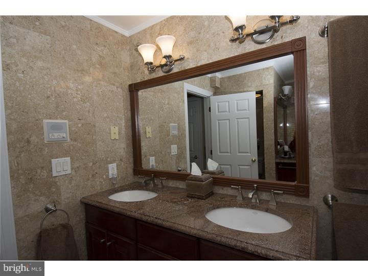 QUEEN VILLAGE - Residential