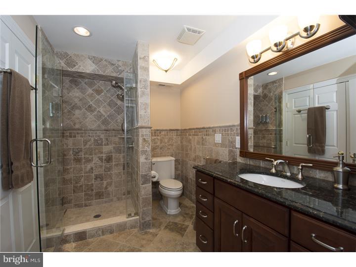 QUEEN VILLAGE - Residential