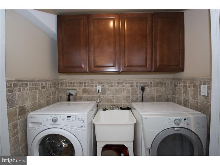 QUEEN VILLAGE - Residential