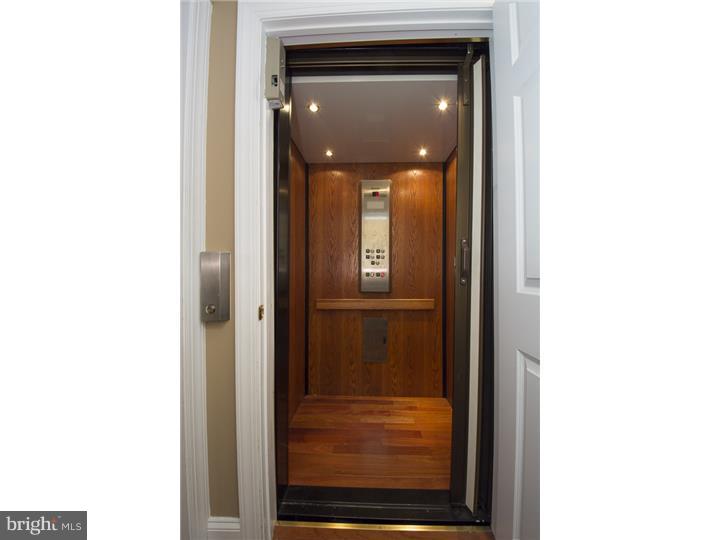 QUEEN VILLAGE - Residential