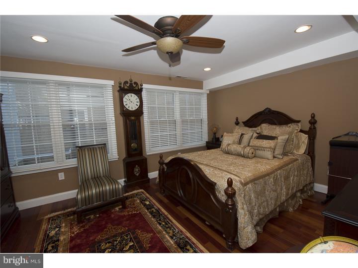 QUEEN VILLAGE - Residential