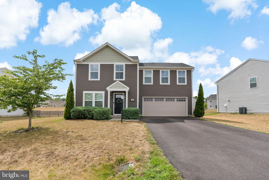 This 4-bedroom, 2.5-bathroom residence offers the perfect blend of convenience and style.  Inside, you'll find four comfortable bedrooms, a modern kitchen, and a spacious living area that is perfect for large gatherings. The additional half-bathroom is well-suited for guests. This home is a must-see in a friendly neighborhood with easy access to local amenities. Don't miss the opportunity to make this beautiful house your new home!