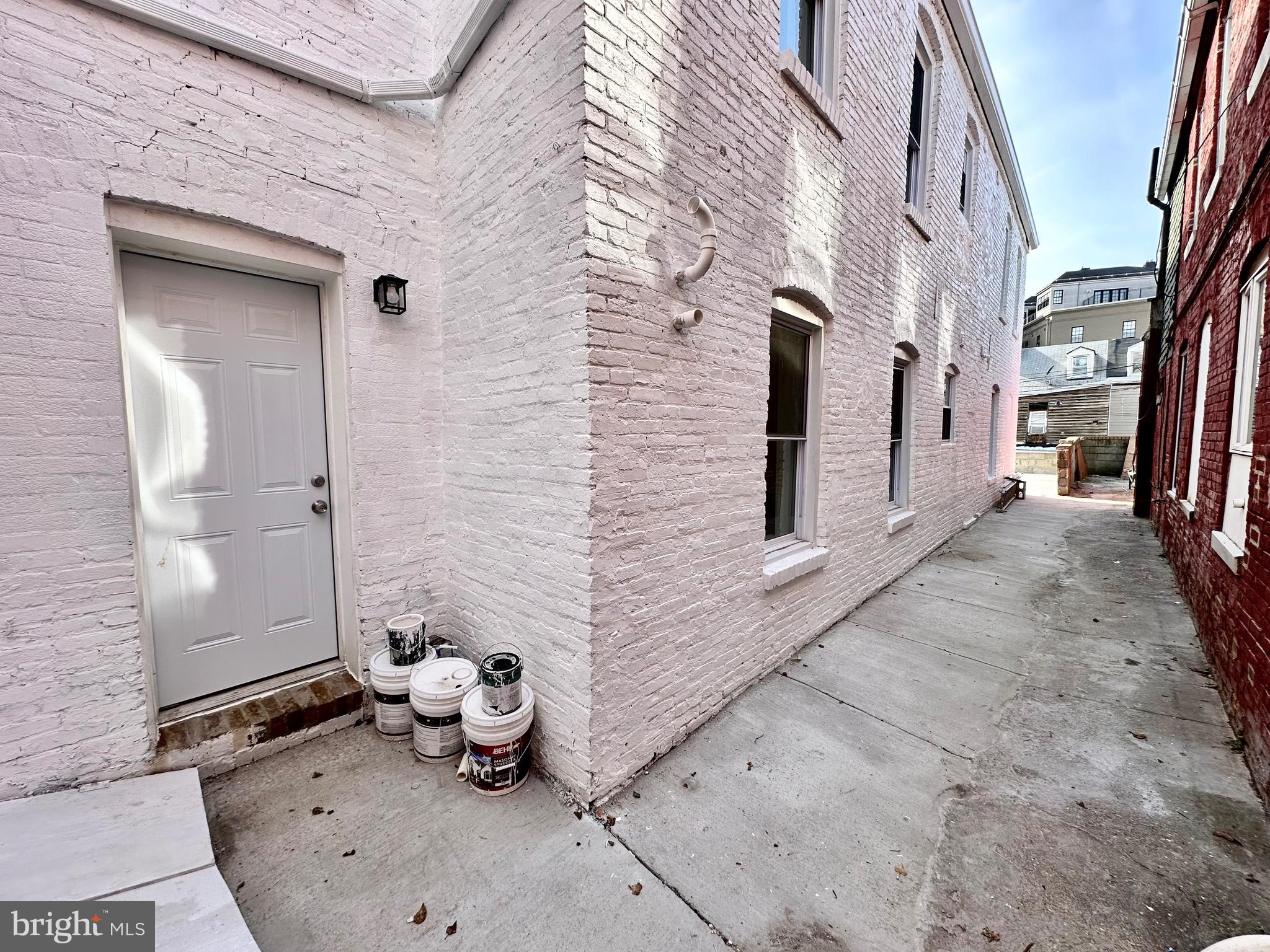 LITTLE ITALY - Residential Lease