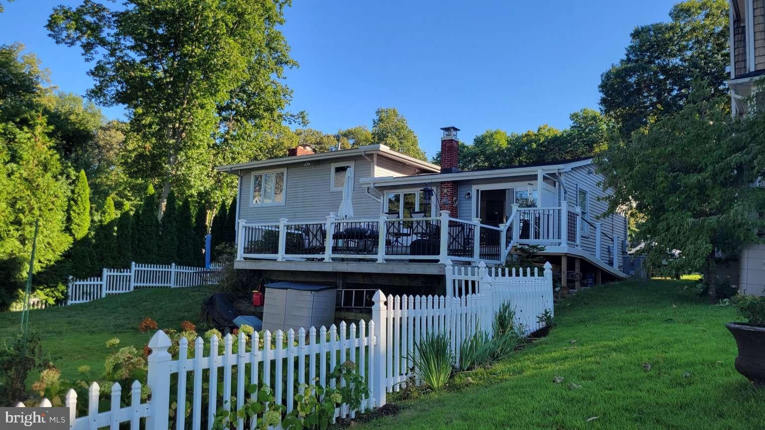 942 WATERVIEW DRIVE