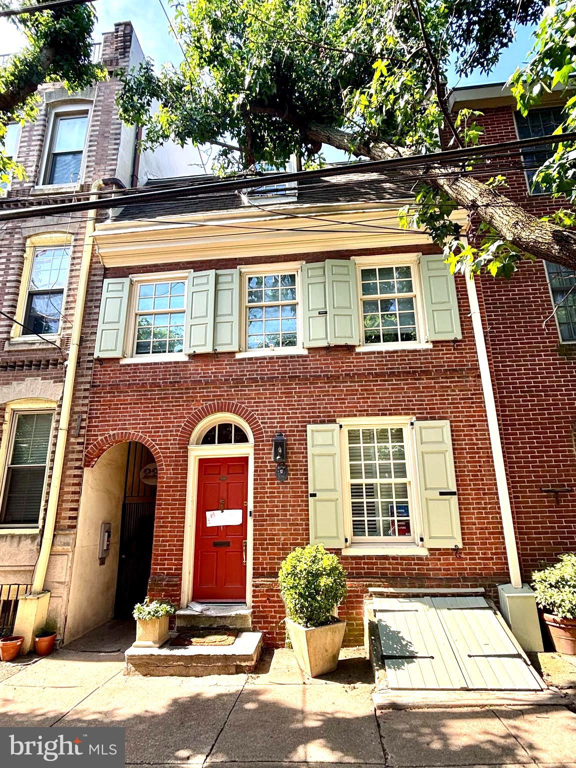Magnificent one-bedroom condominium in Queen Village, located on one of Philadelphia's prettiest and quietest streets, a charming little tree-lined street. This condominium features a private, sunny courtyard draped in beautiful greenery. The unit itself features large windows to keep the atmosphere in your home.
Beautiful parquet floors, a large living/dining room, a new contemporary kitchen complete with oak cabinets, stainless steel appliances, slate floors and ceramic tile finishes, and a spacious bedroom with 3 huge windows, high ceilings and walk-in closets. The apartment also has its own storage space in the basement and comes with its own washer, dryer, vacant on lockbox, ideal for the first-time home buyer in one of Philadelphia's best neighborhoods. Close to all major shopping centers and restaurants. ***Great investor potential, currently leased until May, 2026.