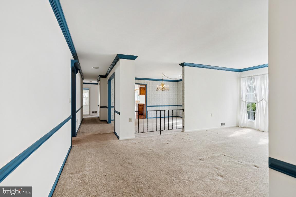 883 WESTMINSTER DRIVE N