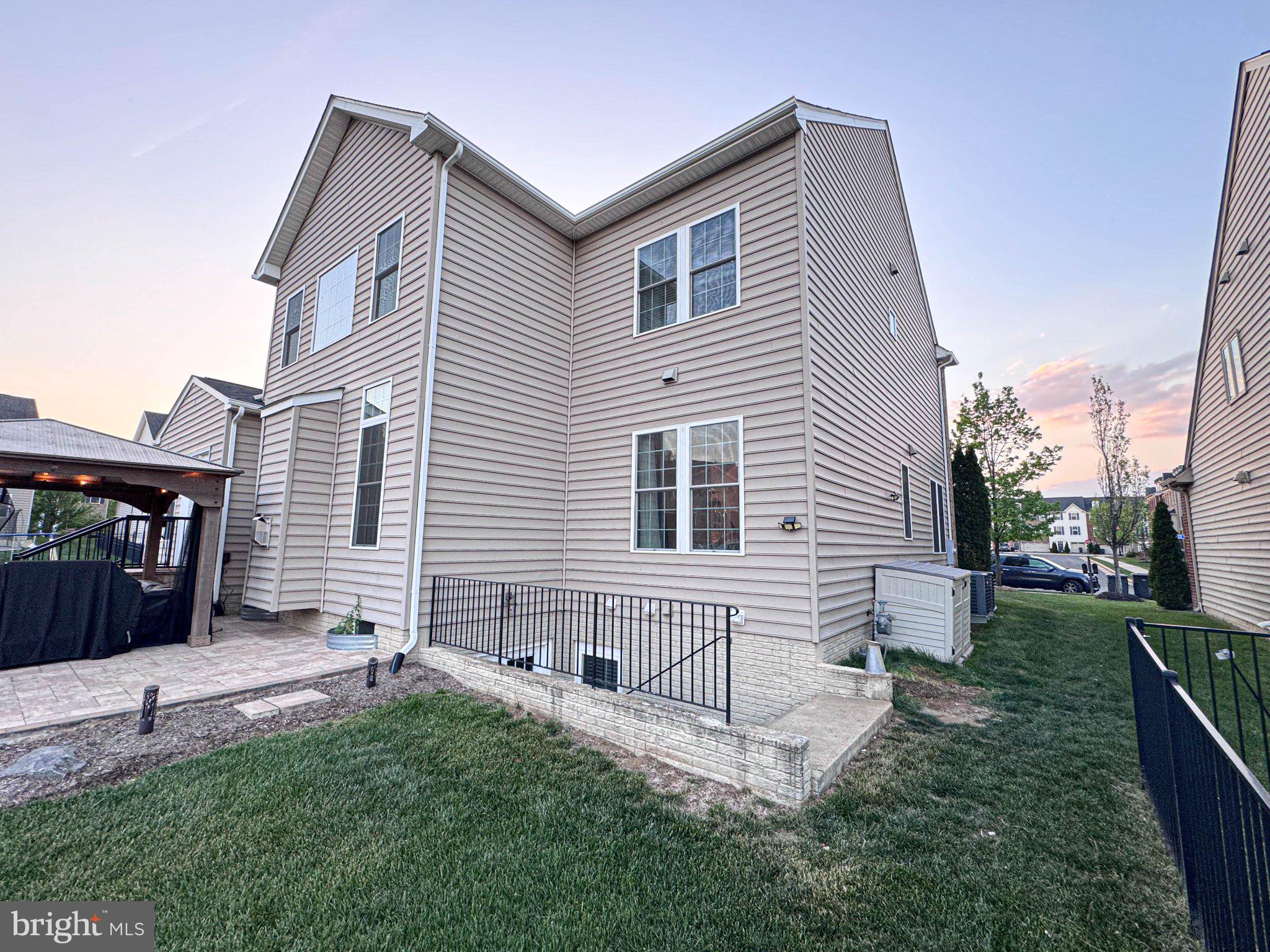 LOUDOUN CROSSING - Residential