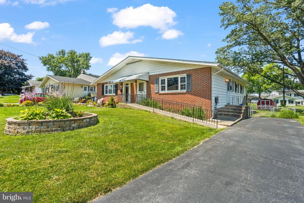 Photo of 514 Golden Street, LITITZ, PA 17543 (MLS # PALA2072708)