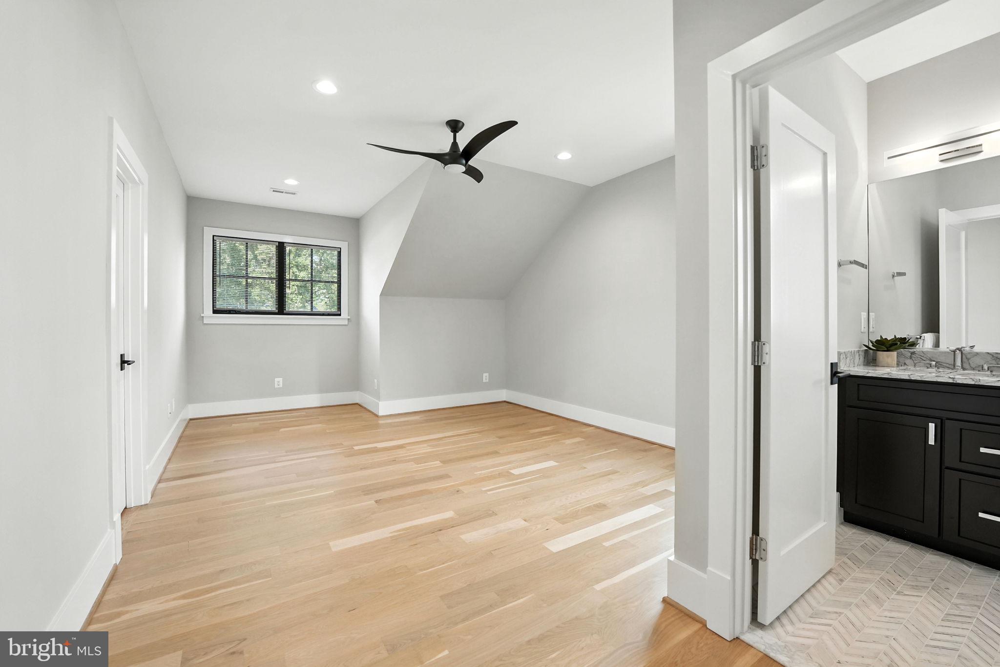 BROYHILL GLEN GARY PARK - Residential