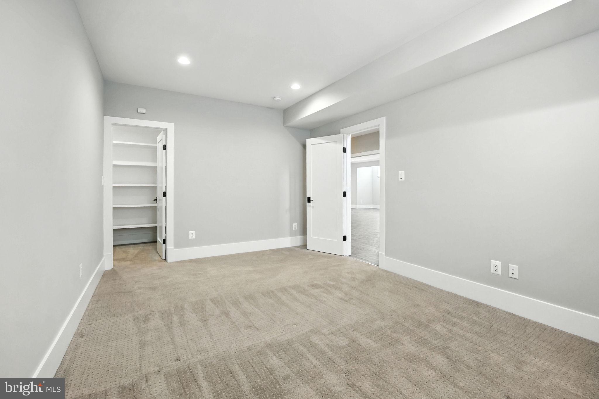 BROYHILL GLEN GARY PARK - Residential