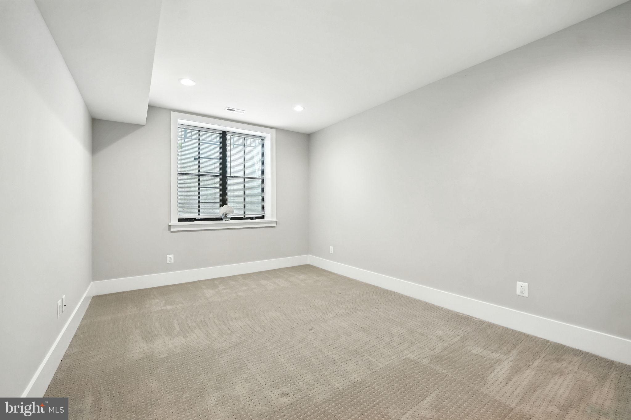 BROYHILL GLEN GARY PARK - Residential