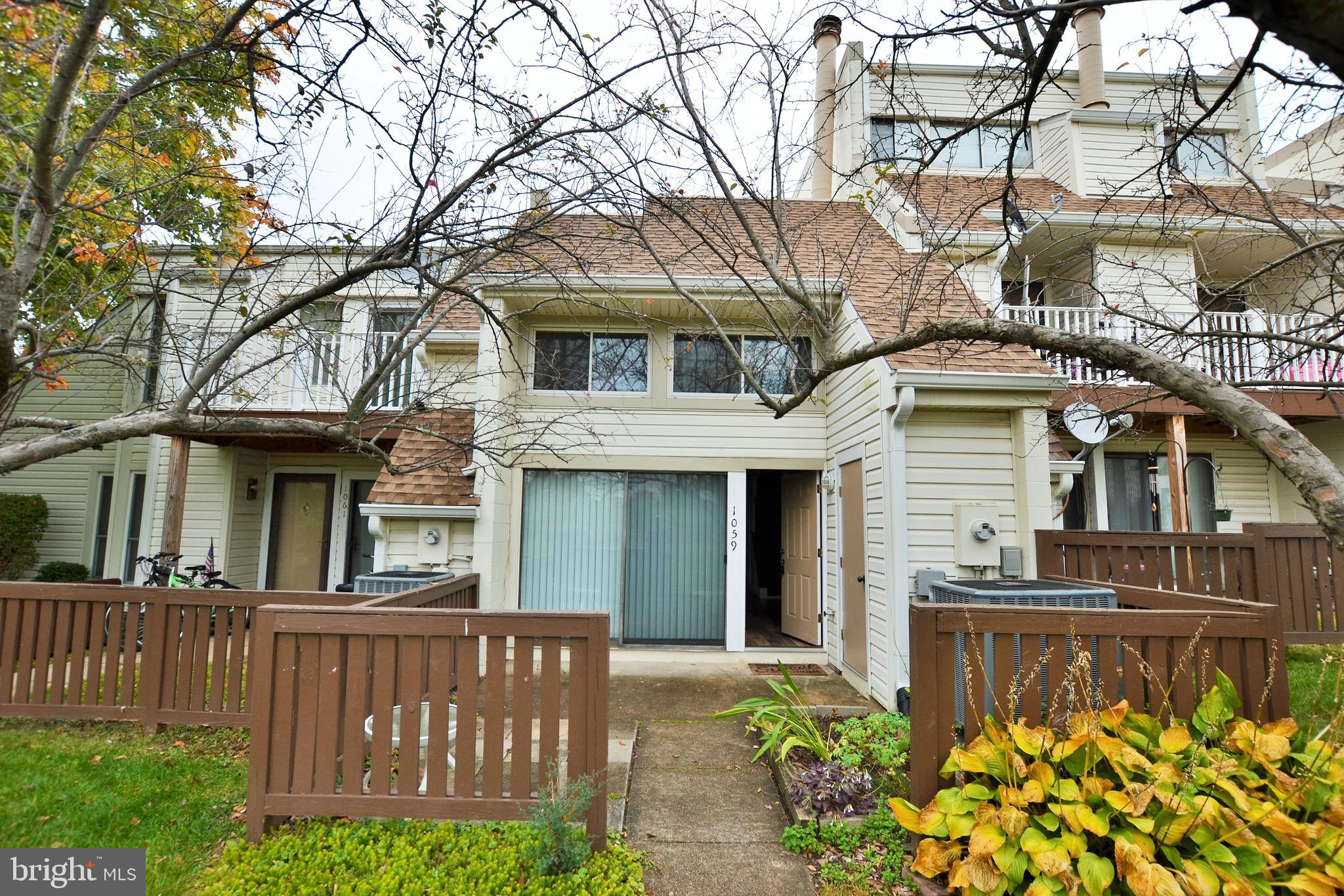 1059 WARWICK COURT