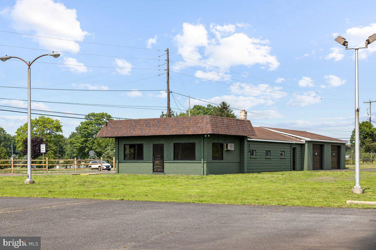 Great opportunity to lease a stand alone building with multiple approved uses.