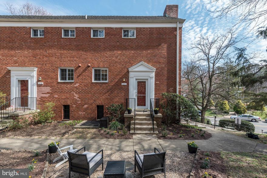 Amazing 2 level end unit, 2 bedroom & 1 bath Madison model in sought after Parkfairfax. Open floor plan, upgraded kitchen with granite counters and a new refrigerator, freshly painted, washer and dryer on upper level, upgraded AC/Heater units. Fantastic location with easy access to 395, DC! Walk to Shirlington and all its shops & restaurants. Welcome home!