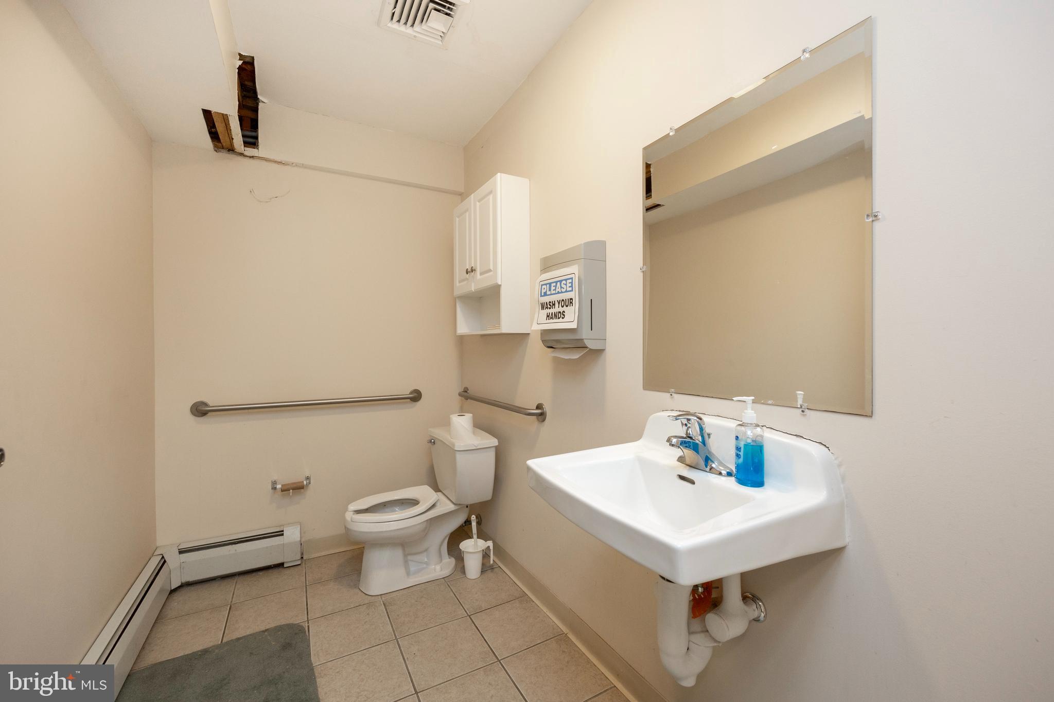 Main image without alt text