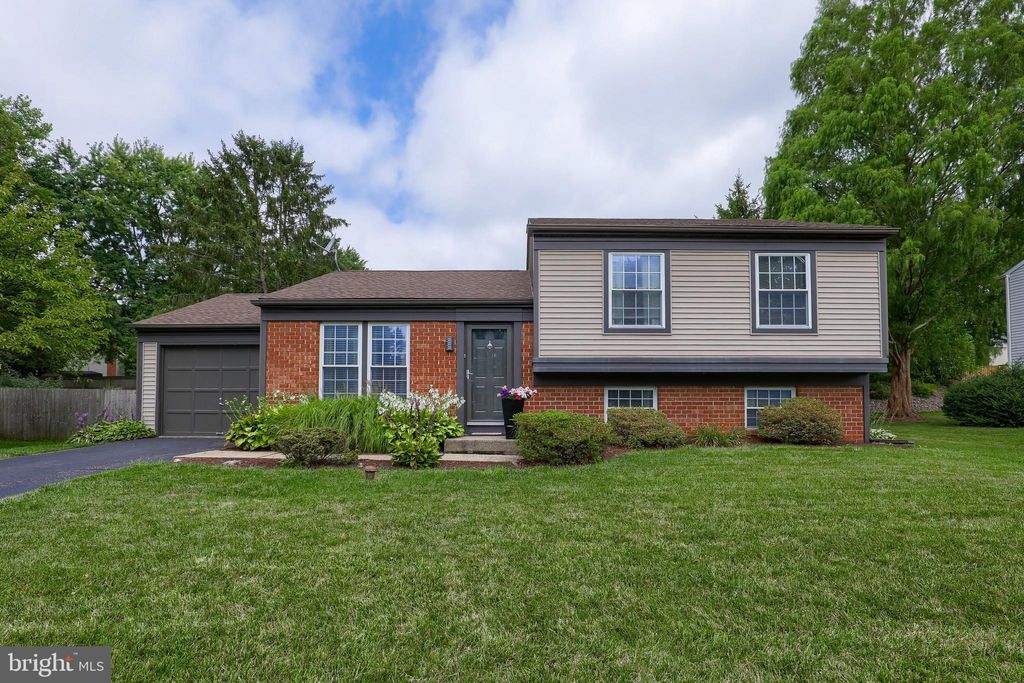 Photo of 2547 SPLIT RAIL DR, EAST PETERSBURG, PA 17520 (MLS # PALA2038786)