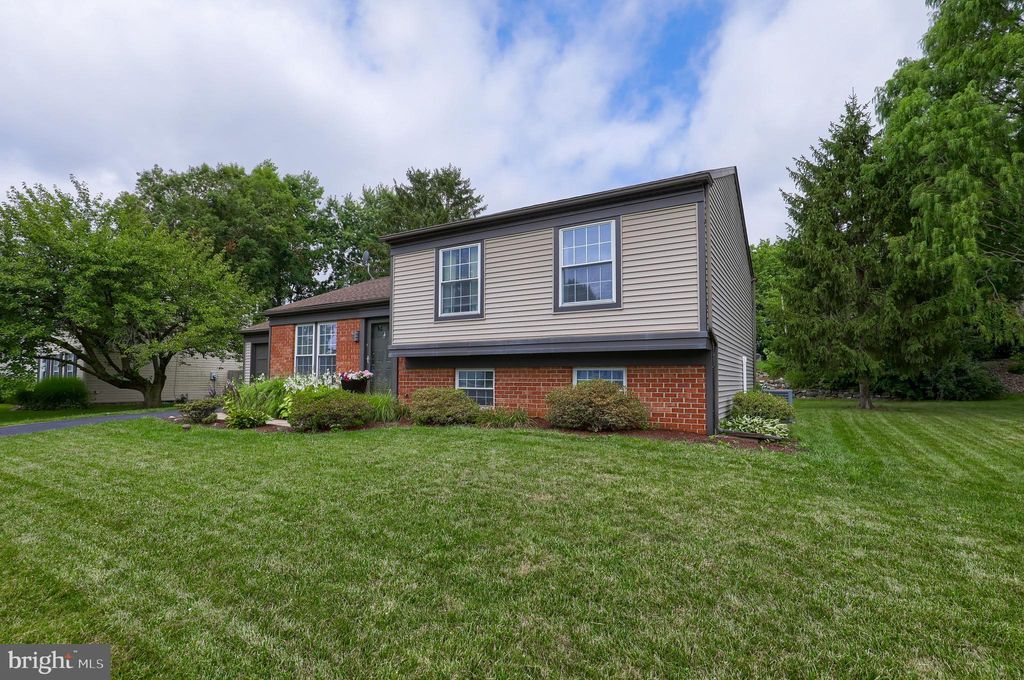 Photo of 2547 SPLIT RAIL DR, EAST PETERSBURG, PA 17520 (MLS # PALA2038786)