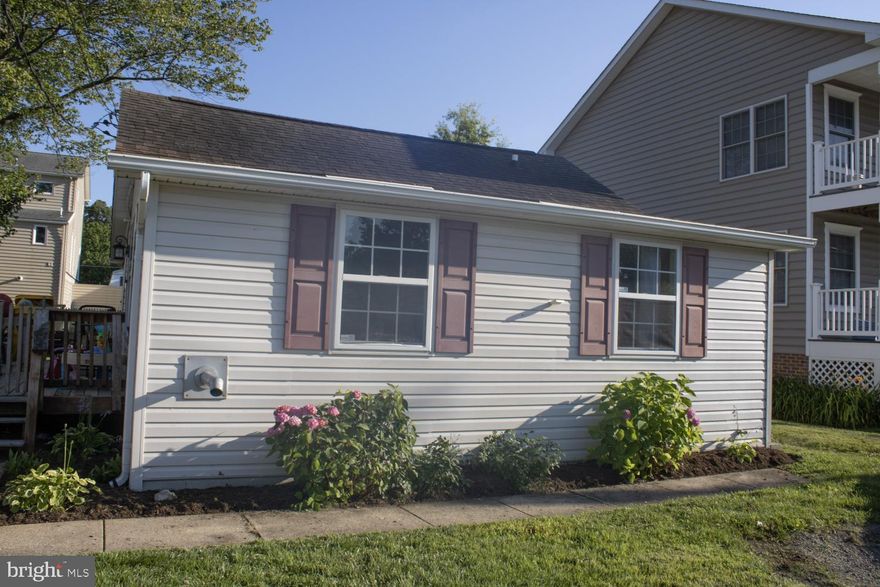 CEDARHURST ON THE BAY COTTAGE JUST A SHORT WALK TO THE WATER! hardwood floors throughout. Kitchen w/ stainless appliances including dishwasher, electric range and built-in microwave. 2 bedroom, 1 bathroom. Enjoy your private, fully fenced in backyard. Water privileged community of Cedarhurst on the Bay includes sandy beach, picnic area, playground & marina.