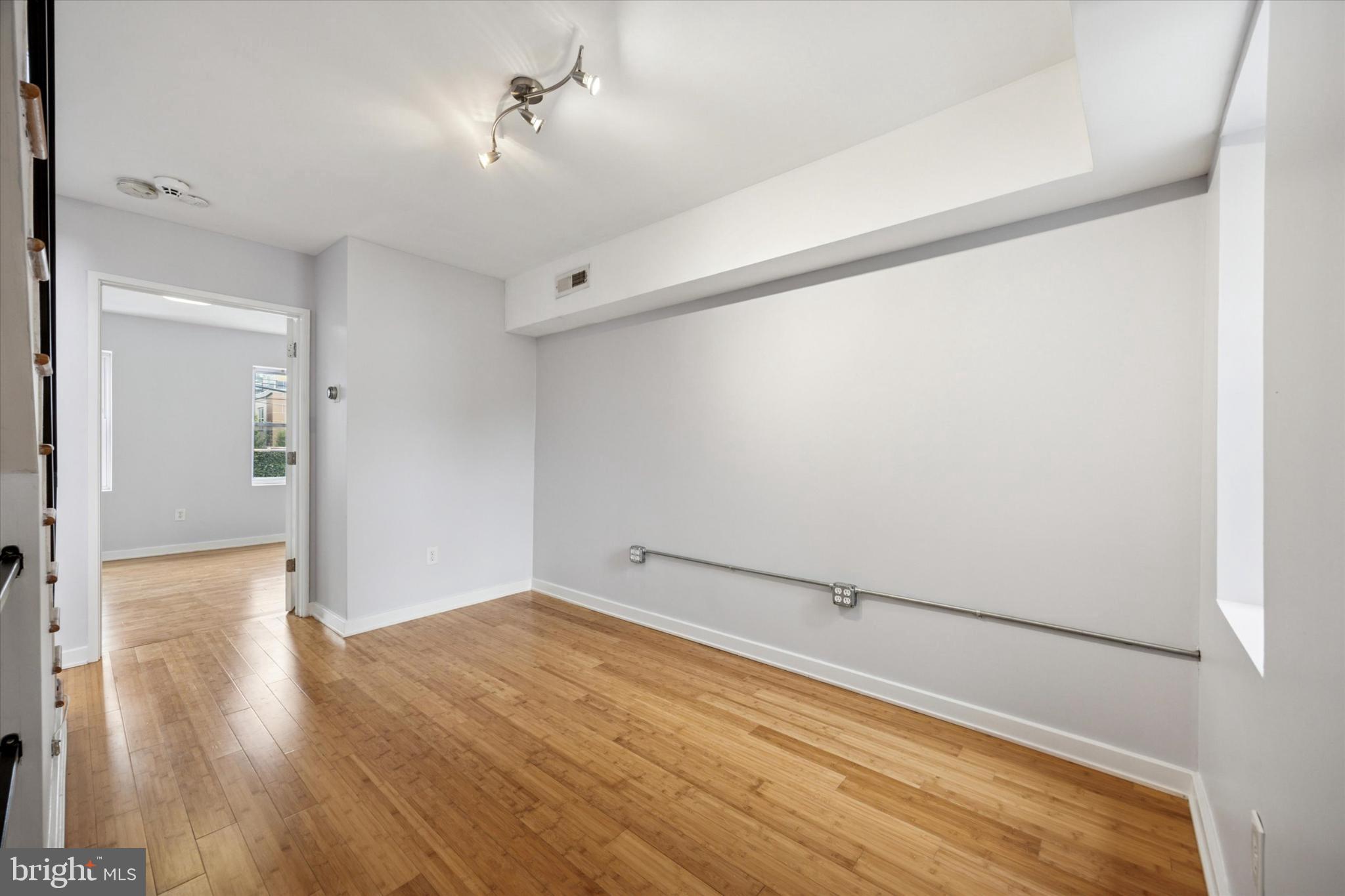 EAST KENSINGTON - Residential