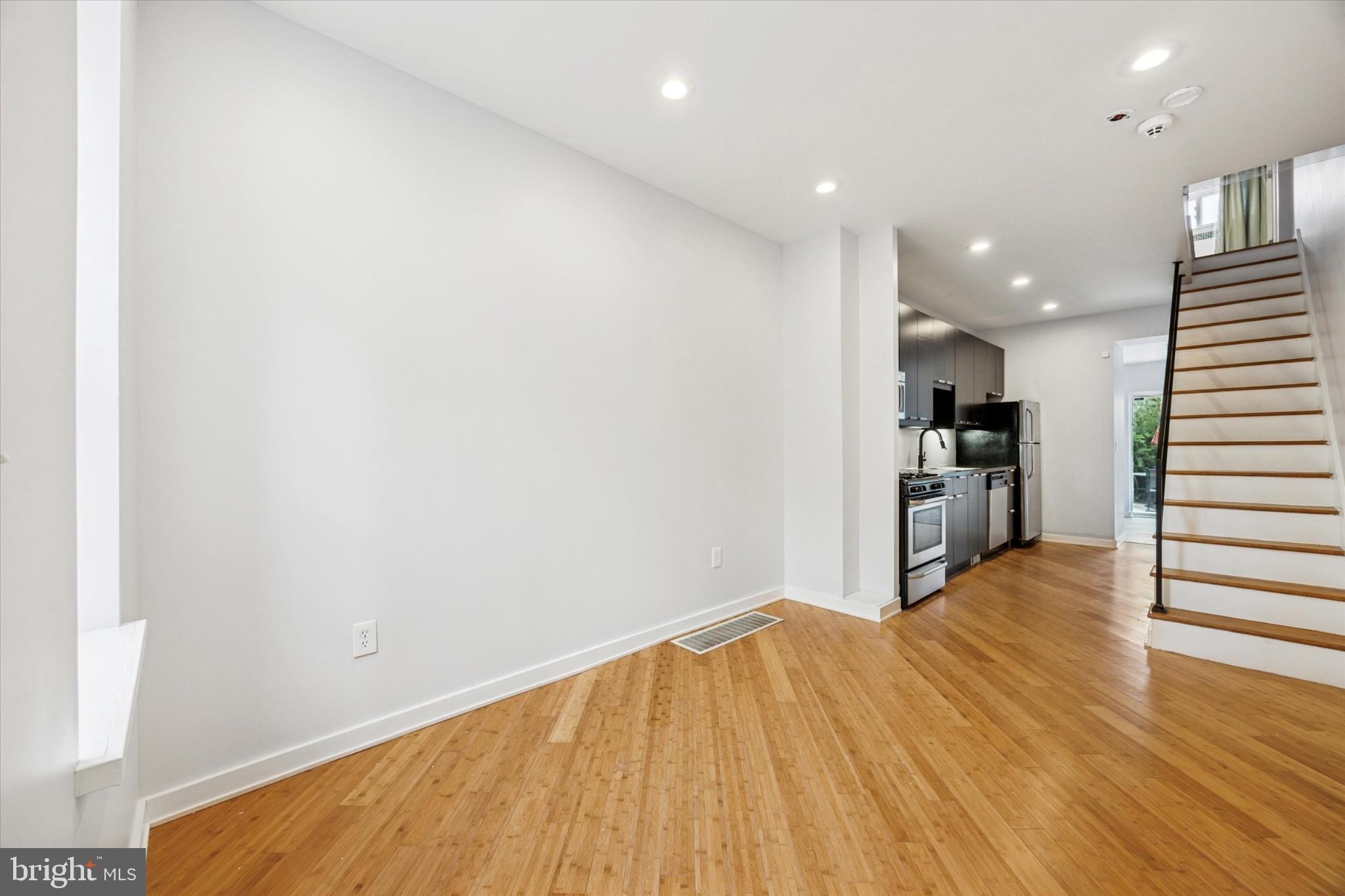 EAST KENSINGTON - Residential