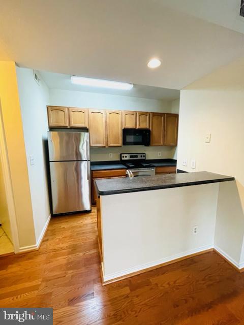 PENDERBROOK SQUARE CONDOMINIUMS - Residential Lease