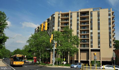 Photo of 4242 E WEST HWY #711, CHEVY CHASE, MD 20815 (MLS # MDMC2097162)