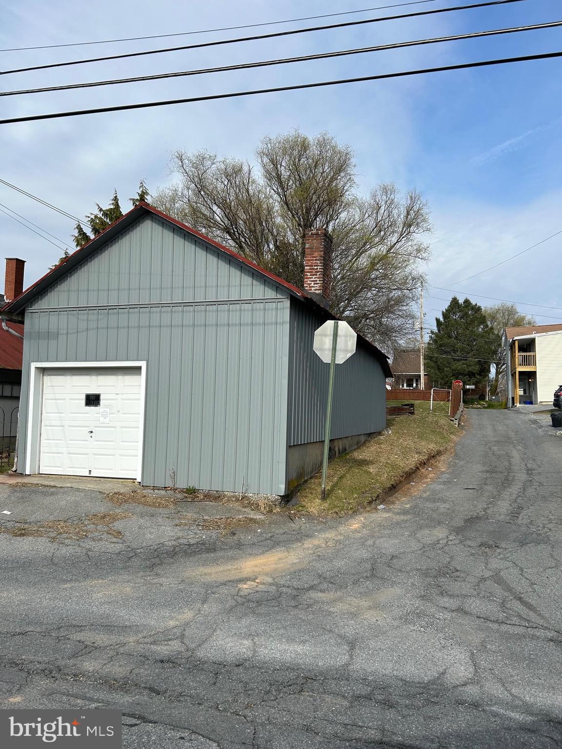 Main image without alt text