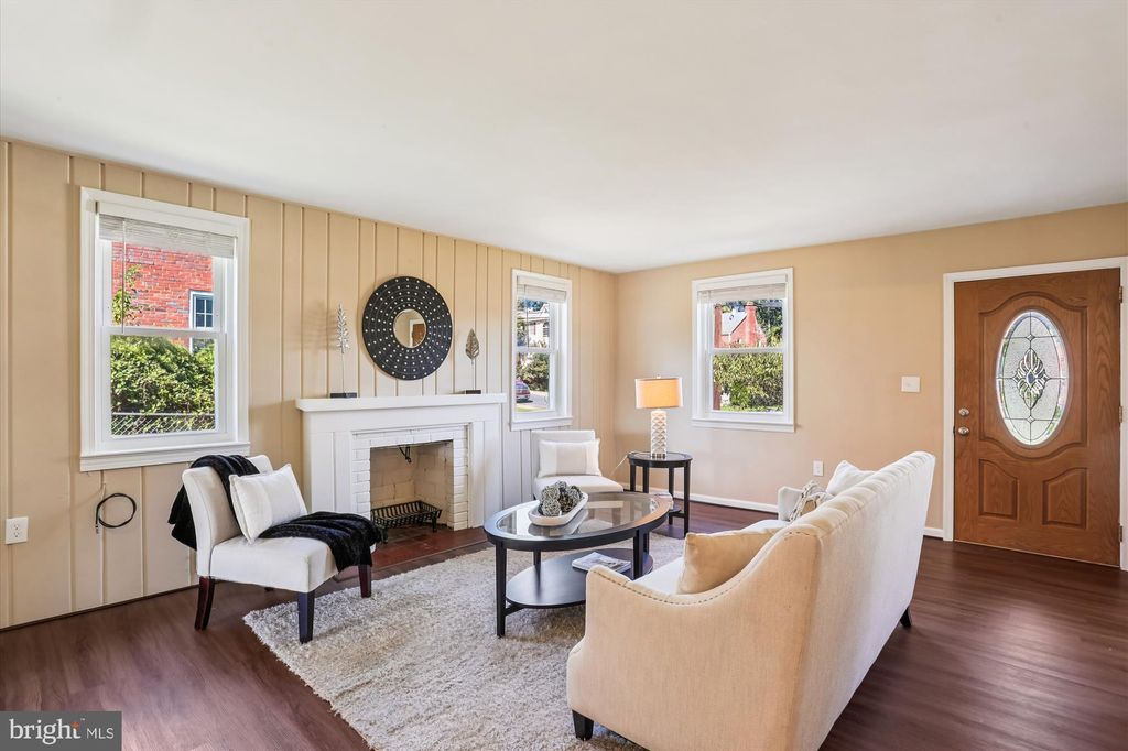 Photo of 206 Timberwood Avenue, SILVER SPRING, MD 20901 (MLS # MDMC2205334)