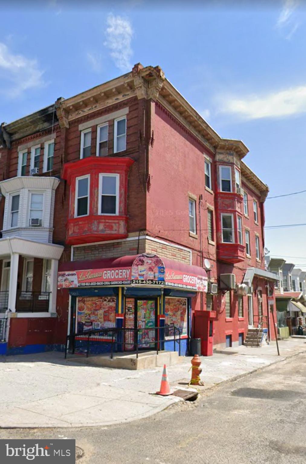 Investment Opportunity: MIXED USE Property with 3 Apartments and one Studio. and a Convenient Store in the main floor the store have a lease for 2 Moore years .