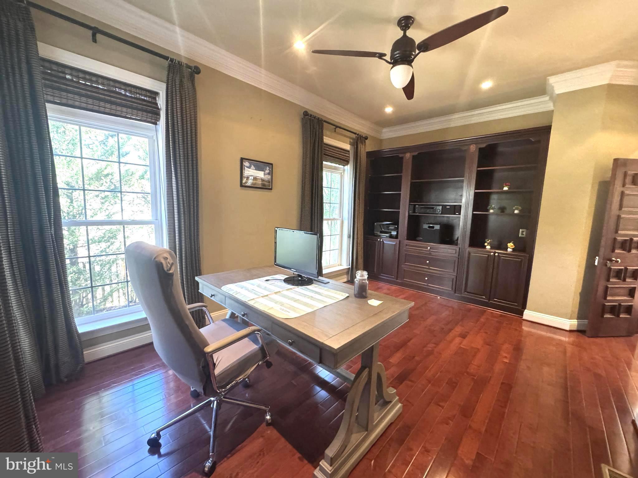 OAKTON VILLAGE - Residential