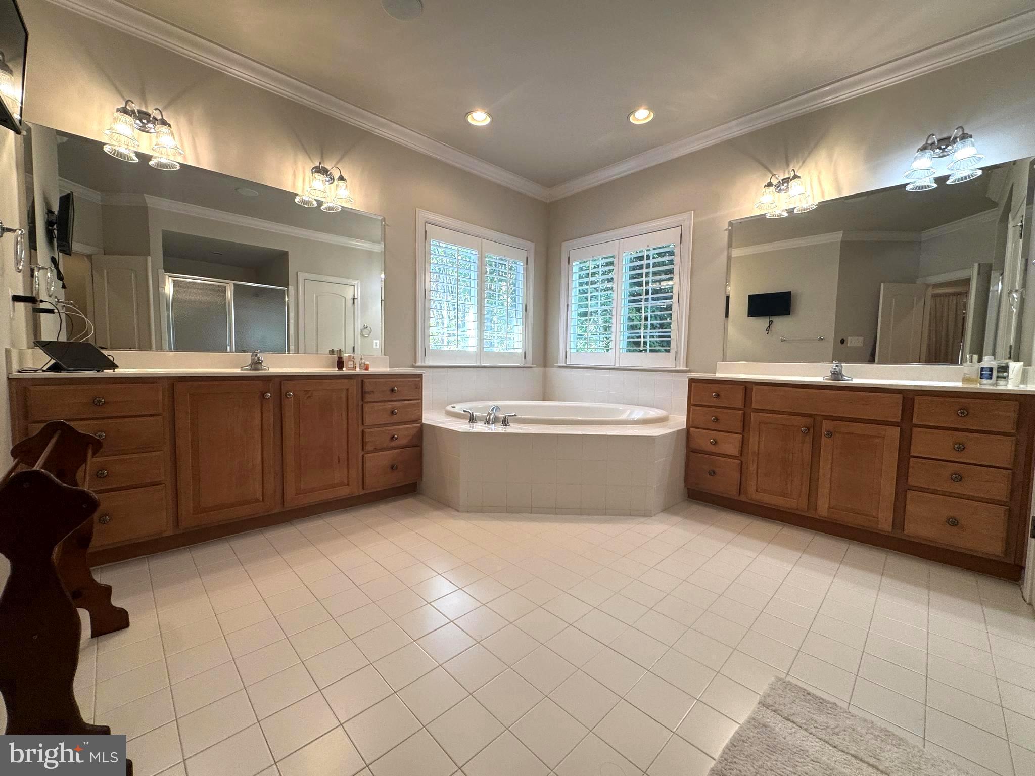 OAKTON VILLAGE - Residential