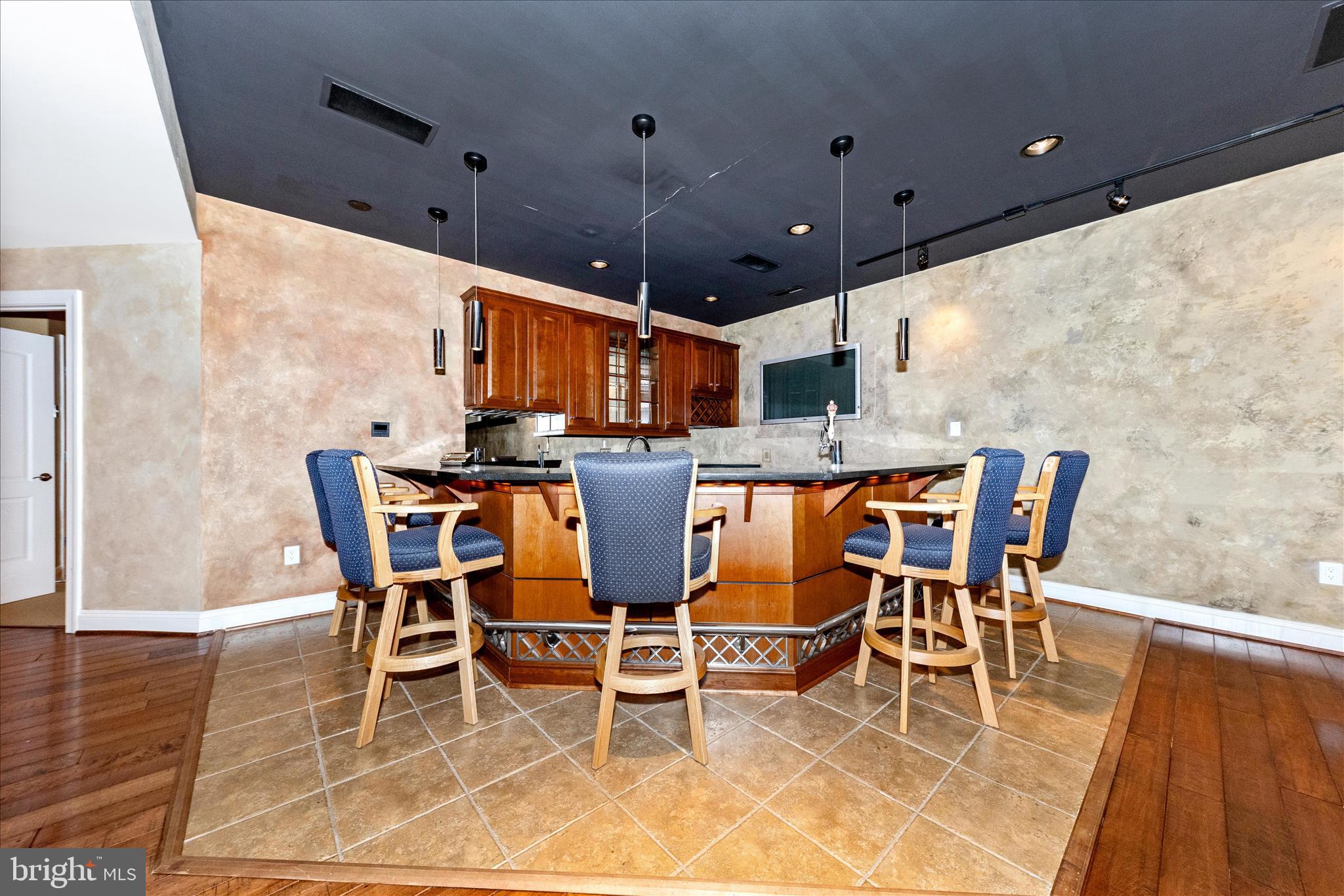 OAKTON VILLAGE - Residential