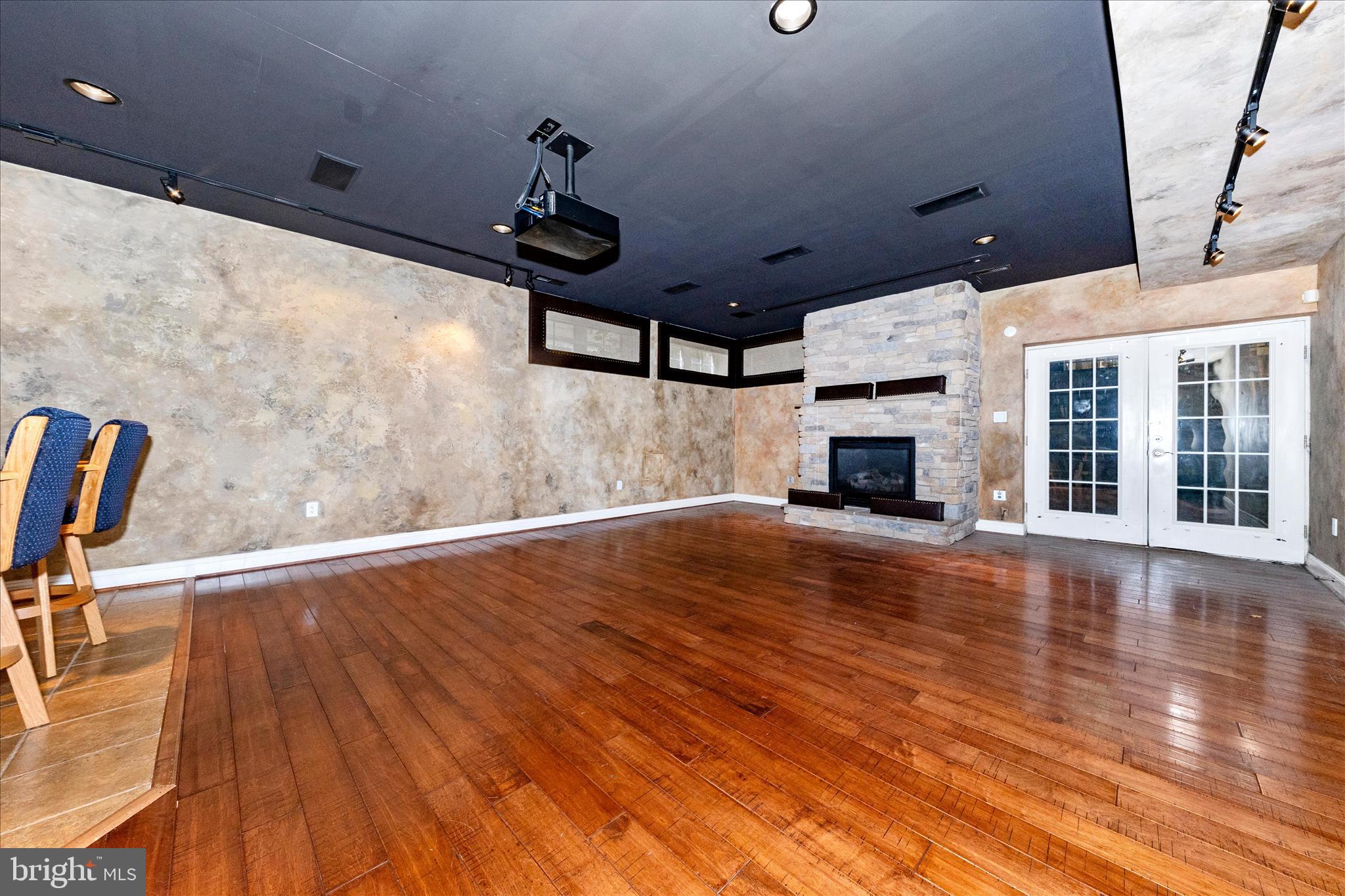 OAKTON VILLAGE - Residential